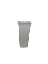 vaza patrata din plastic